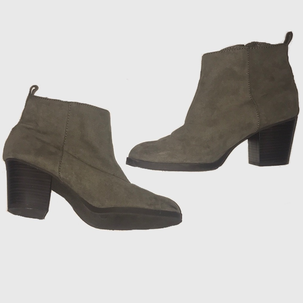 Old Navy Clean Zip Boot size 8